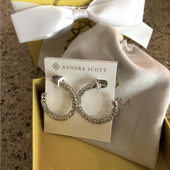Kendra Scott Maggie Hoops NWT - Picture 2 of 5